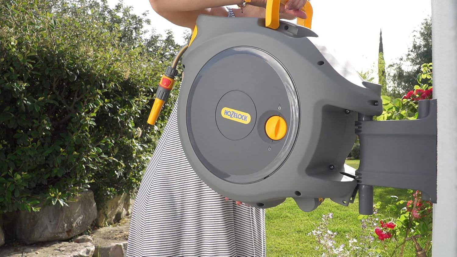 HOZELOCK - Auto Reel 40m wall-mounted hose reel: Easy to Install, Lock, Auto-rewind, Ready-to-use Reel With Nozzle, Fittings, Hozelock Hose and Accessories Included - 5 Year Guarantee* 2595